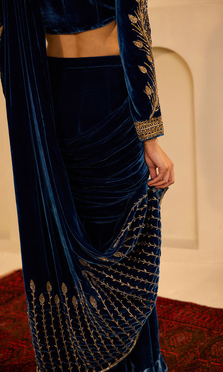 Dilbaro mughals sapphire blue hand embroidered drape saree (set of 2)