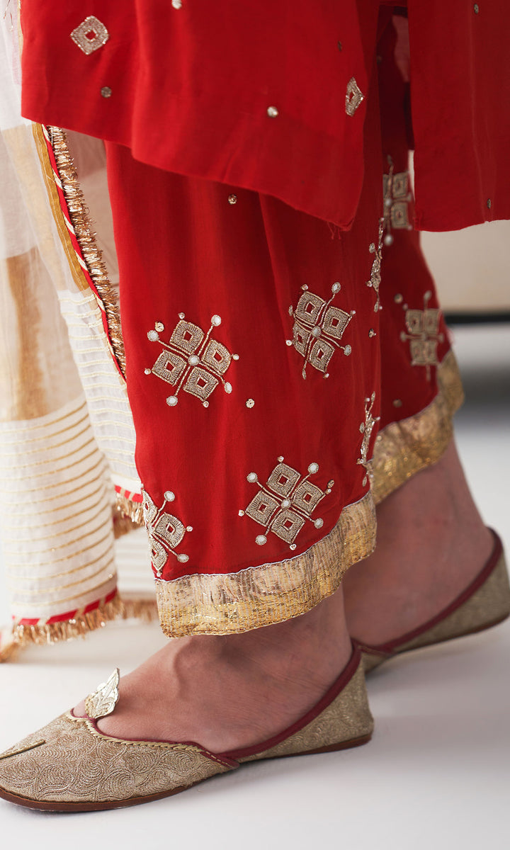 Ishq Red embroidered pintuck kurta with salwar and off white dupatta ( set of 3)