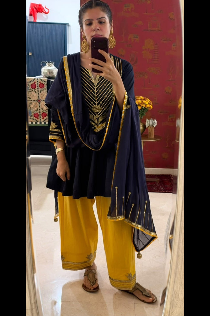 Boota Neeli anarkali with peeli farshi