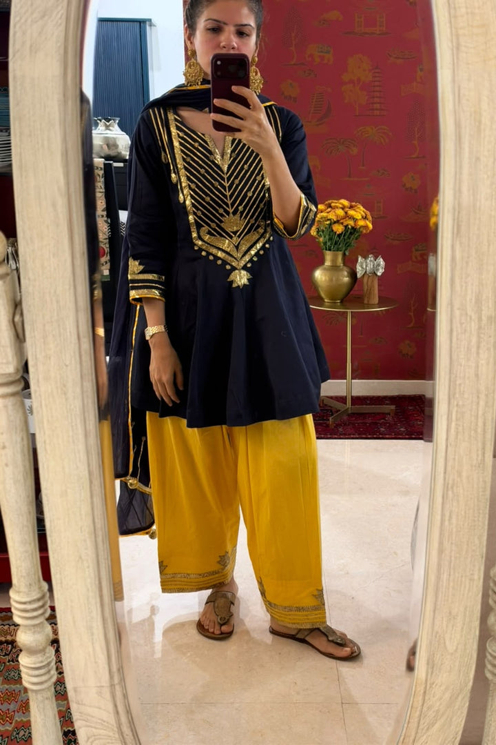 Boota Neeli anarkali with peeli farshi
