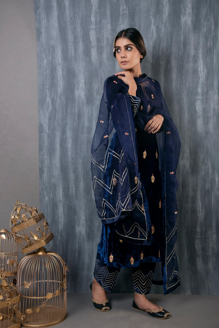 Ridhi Suri ZAR HAND EMBROIDERED VELVET SALWAR SET OF 3 WITH ORGANZA DUPATTA - MIDNIGHT BLUE