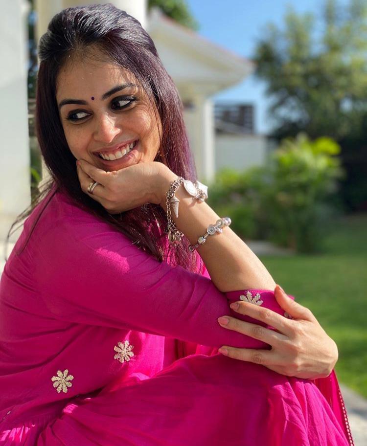 Ridhi Suri GENELIA D'SOUZA IN AAFREEN FLOWER GOTA YOKE GATHER DROP WAIST GATHER ANARKALI SET 0F 3  - RANI PINK